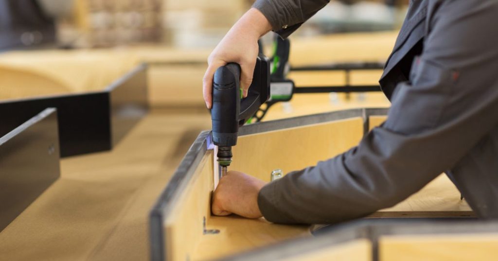 Como Montar Guarda-Roupa em Sorocaba: 5 Passos e Dicas capa montador de moveis em Sorocaba